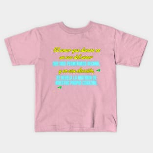 "Descubre la Historia de tu Corazón: Amor que Damos y Recibimos en Nuestra Colección Exclusiva." Kids T-Shirt